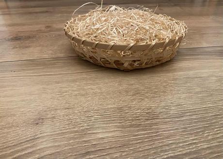 Košík s drevitou vlnou, 