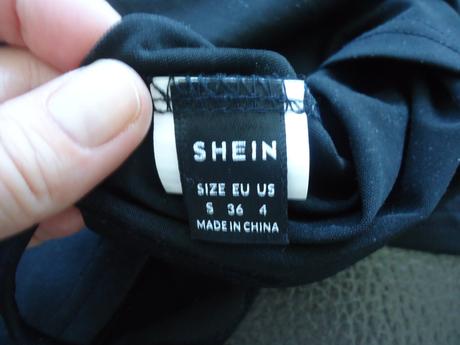 Krátky top so šnúrkami okolo pása, s