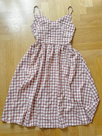 Šaty na leto na ramienka, s