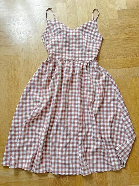 Šaty na leto na ramienka, s