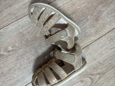Sandálky, lasocki,20