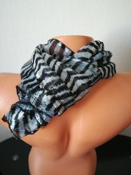 Šatka bielo-čierna, 