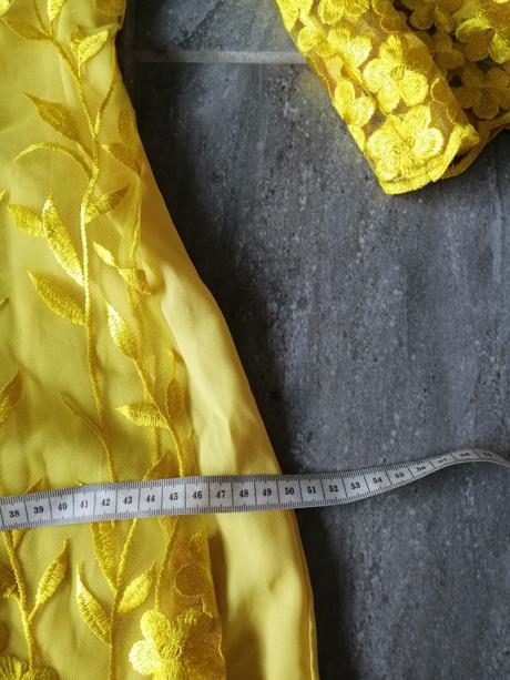 Žlté čipkované šaty vs, s