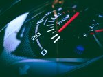 Auto po natankovaní ukazuje menší dojazd: Prečo?