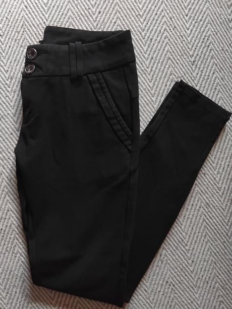 Obtiahnute nohavice, s