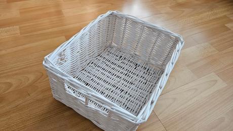 Biely pruteny kosik, 