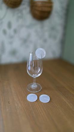 Handmade minimalisticka menovka na svadobny pohar,