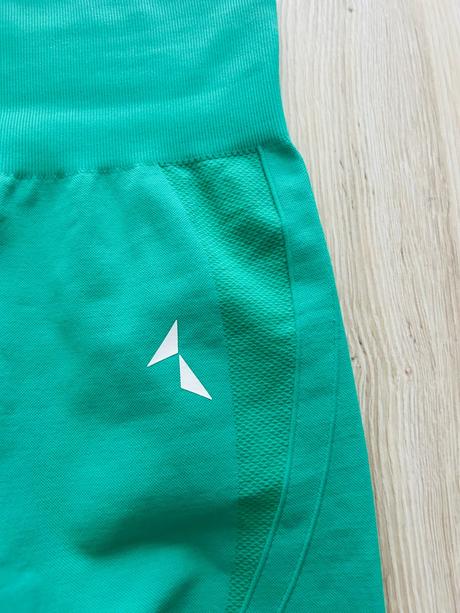 Skvelé bezšvové legíny značky carpatree,pc 61 eur, m