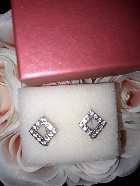 Strieborná náušnice,