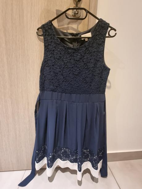 Tmavomodré spoločenské šaty apricot, s