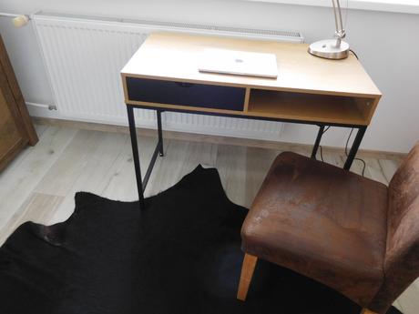Písací stol+stolička čalunená,, 