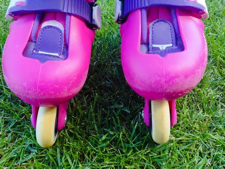 Kolieskové korčule a prilba, 26