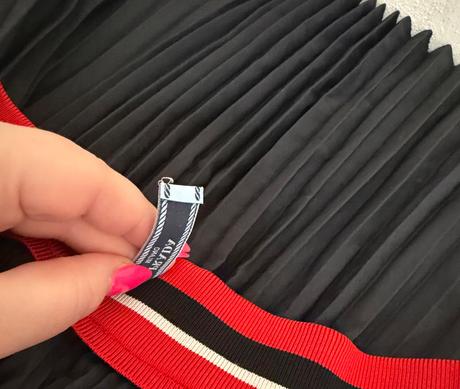 Prada luxusná plisovaná sukňa s ikonickým pásom, prada,38