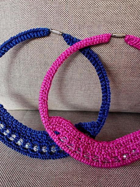 Set háčkovaných handmade náhrdelníkov,