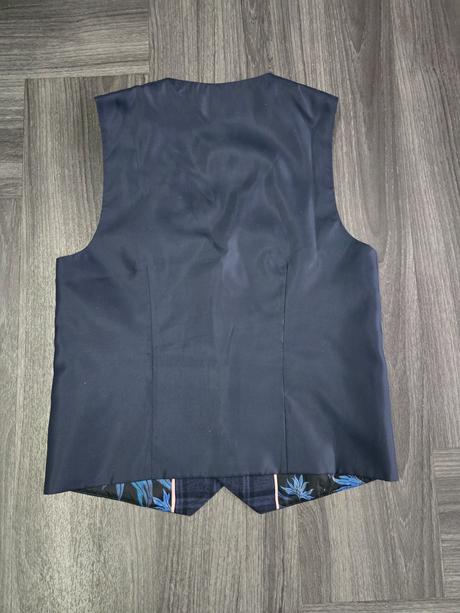 Elegantná vesta s kravatou, 134