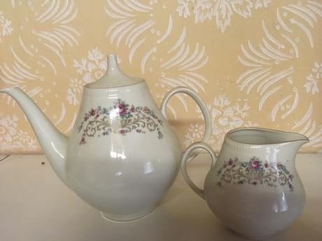 Porcelanovy cajnik a mliecnik značený, 