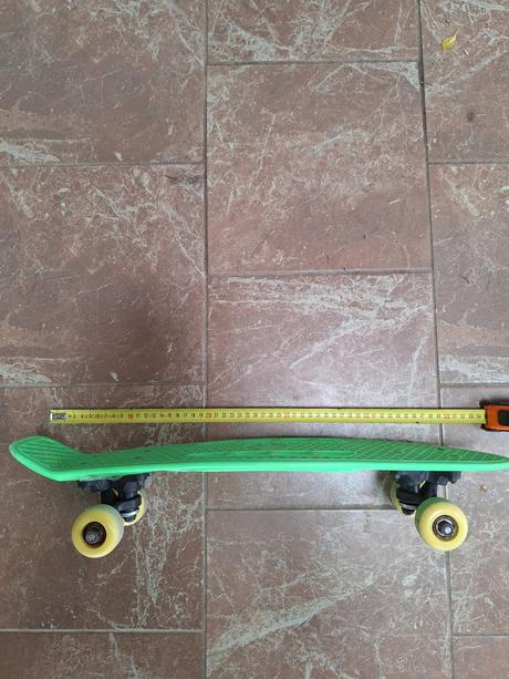 Skateboard zelený,