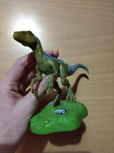 Jurassic world kinder maxi blue raptor figúrka, 