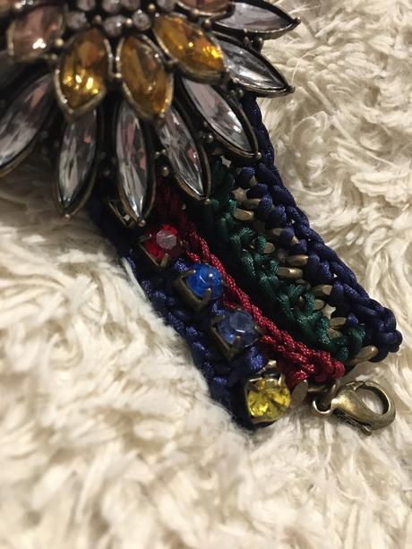 Etno naramok s kamenmi, zara