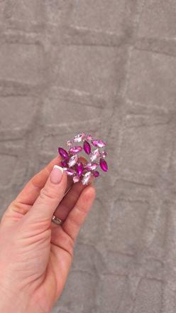 Kryštálová ružová brošňa, 