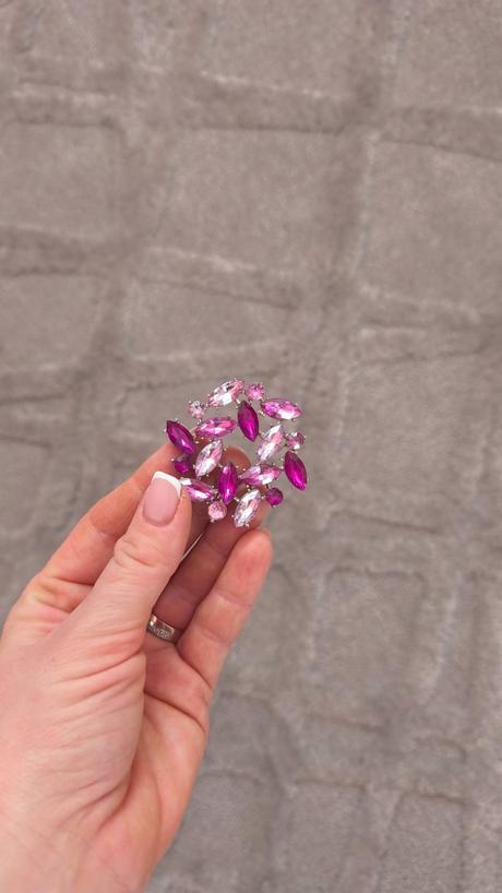 Kryštálová ružová brošňa, 