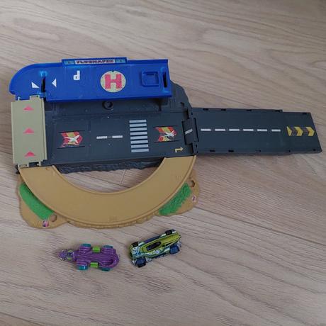 Hotwheels s anglicakmi a letiskovou autodrahou, 