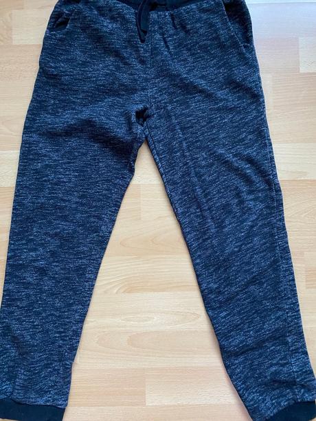 Čierne tepláky, 146