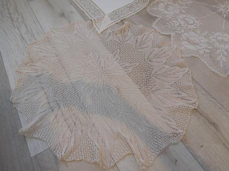 Biely obrus s krajkou + 2 x háčkovaná dečka, 