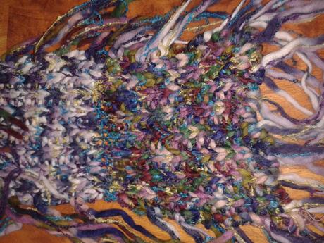 Viacfarebny sal so strapcami,