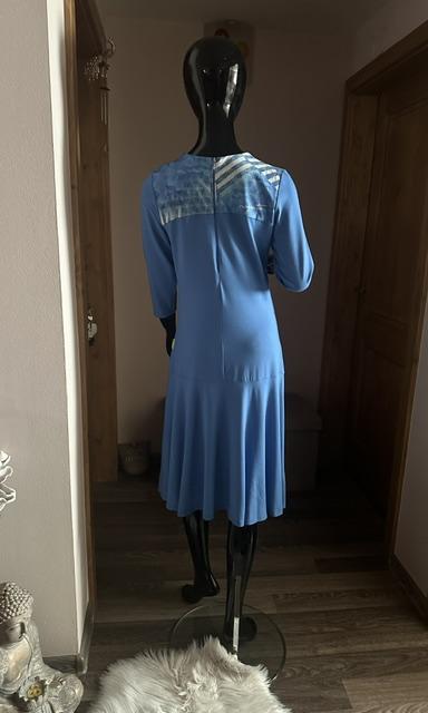 Modré midi šaty so vzorom na chrbte zn. magenta, m