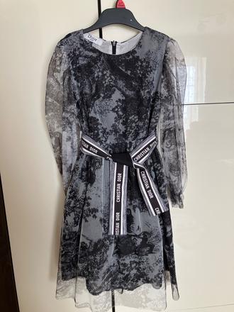 Šaty so sieťovinovými rukávni, 134