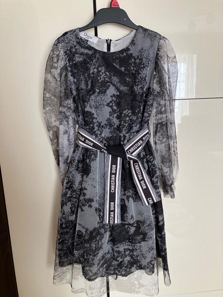 Šaty so sieťovinovými rukávni, 134