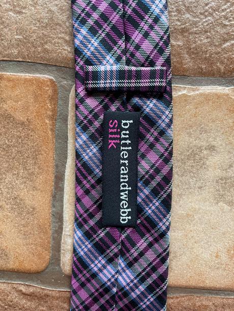 Ruzova tenká kravata,