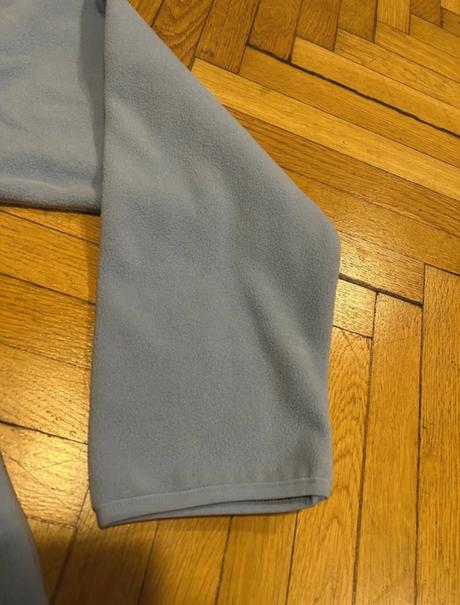 Bledomodrá flisova mikina, l