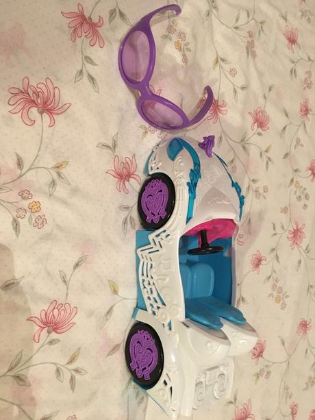 Equestrian auto s okuliarmi, 