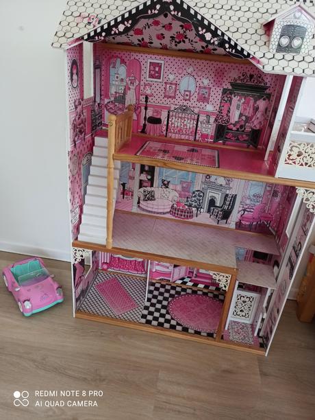Barbie domček s príslušenstvom,