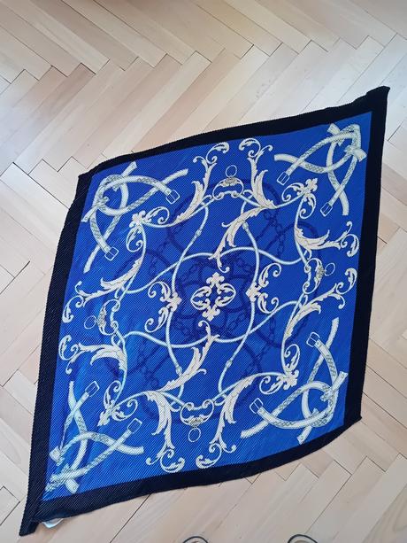 Saténová plísovaná šatka, promod