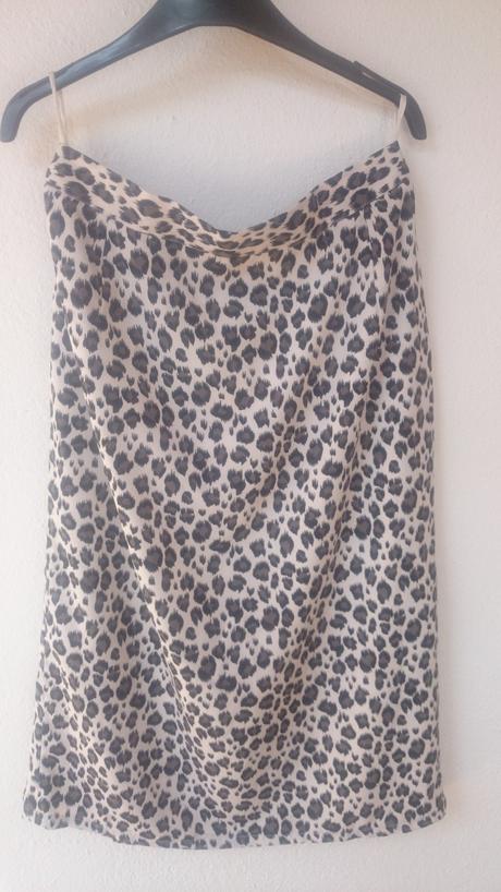 Zľava - dámsky elegantný kostým, 46