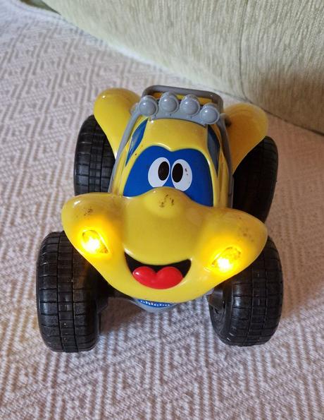 Auto na diaľkové ovládanie chicco, 