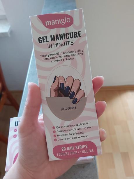 Uv lampa a gélové nálepky na nechty., 