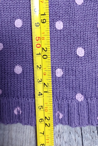 Fialové bodkované pletené šaty, 110