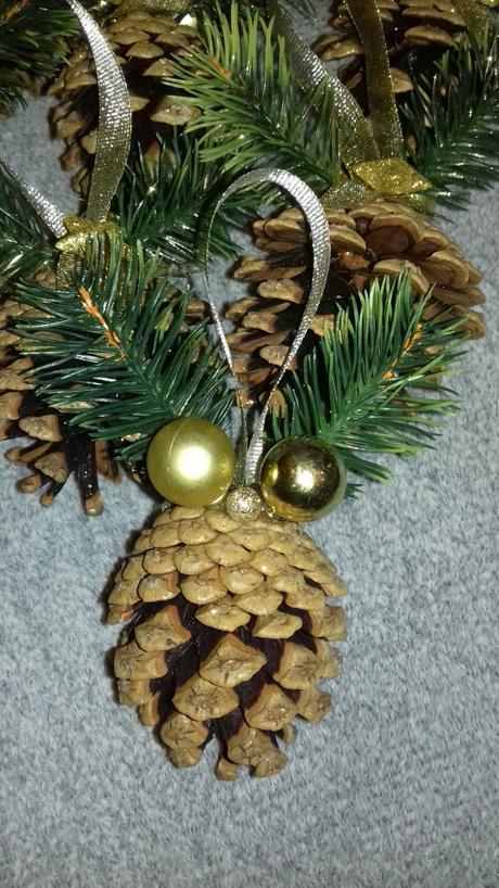 Vianocne ozdoby - 10 ks sisiek na stromcek, 