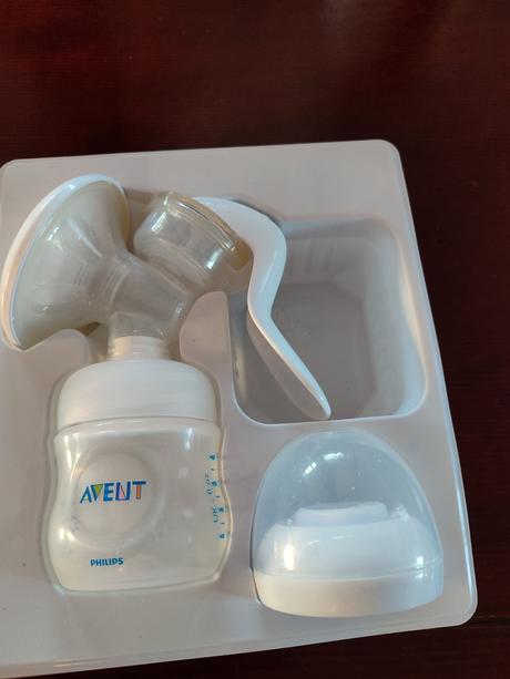 Avent odsávačka mlieka a dve avent fľašky, 