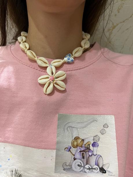 Náhrdelník z mušlí s kvetinkou, 