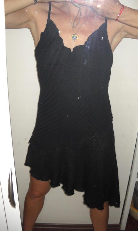 Čierne asymetrické šaty s ružičkou, amisu,s