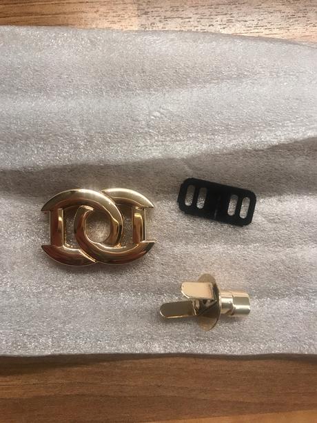 Zámok na kabelku zlatej farby,
