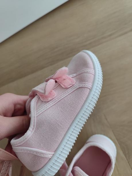 Ružové tenisky, 26