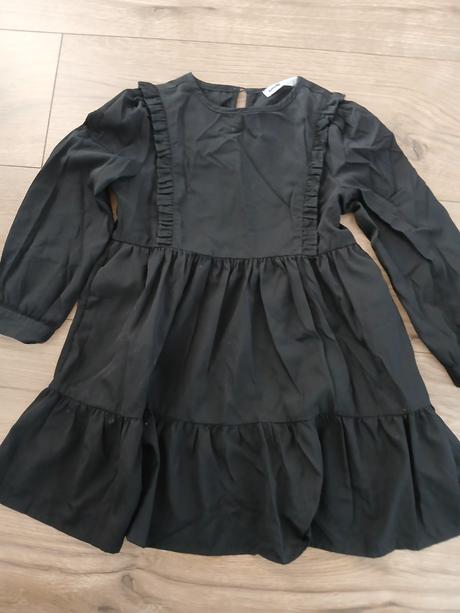 Čierne šaty s volanikmi, krásne, super stav, sinsay,116