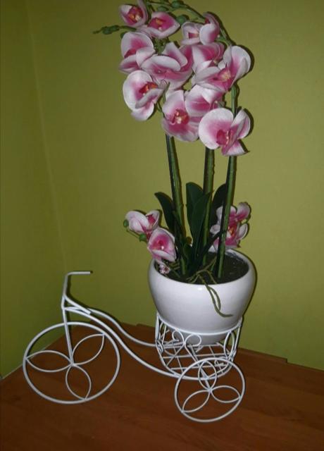 Kovový stojan na kvety,