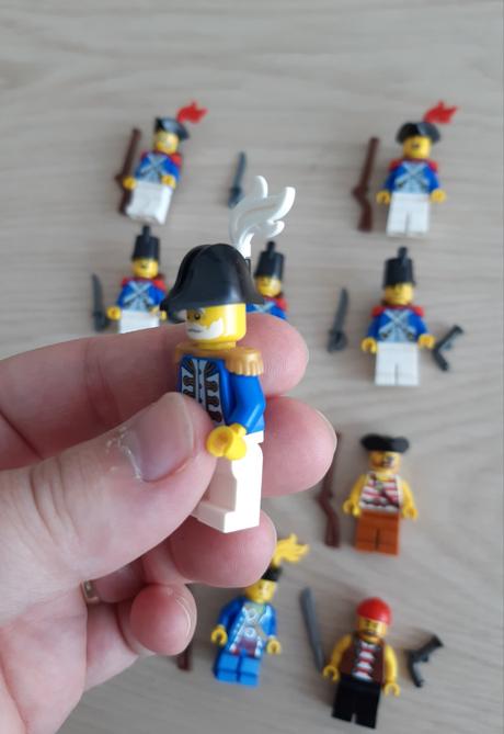 Predám lego mix nových vojakov a pirátov,